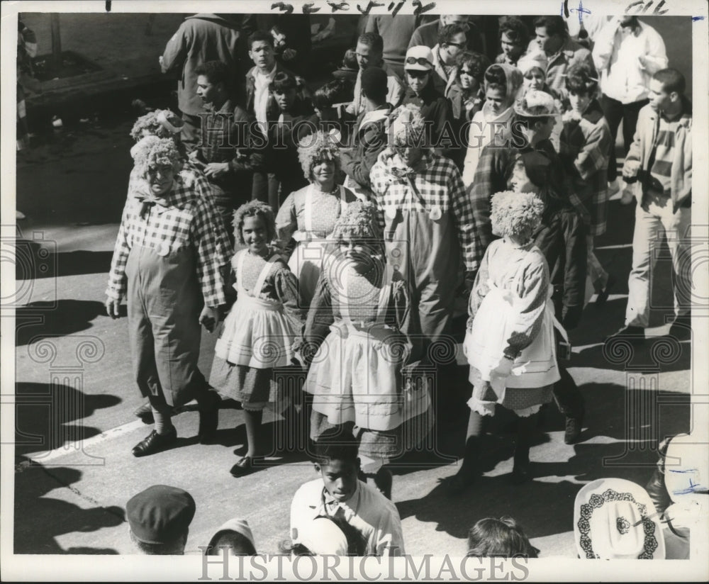 1967 Motley gang of mopheads saunter along St. Charles  - Historic Images