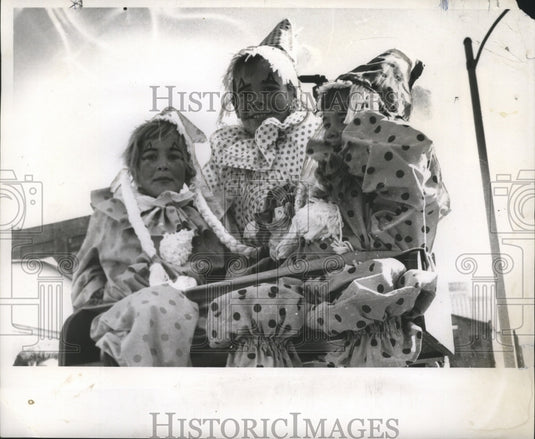 1970 children dressed as clowns enjoy day's festivities  - Historic Images