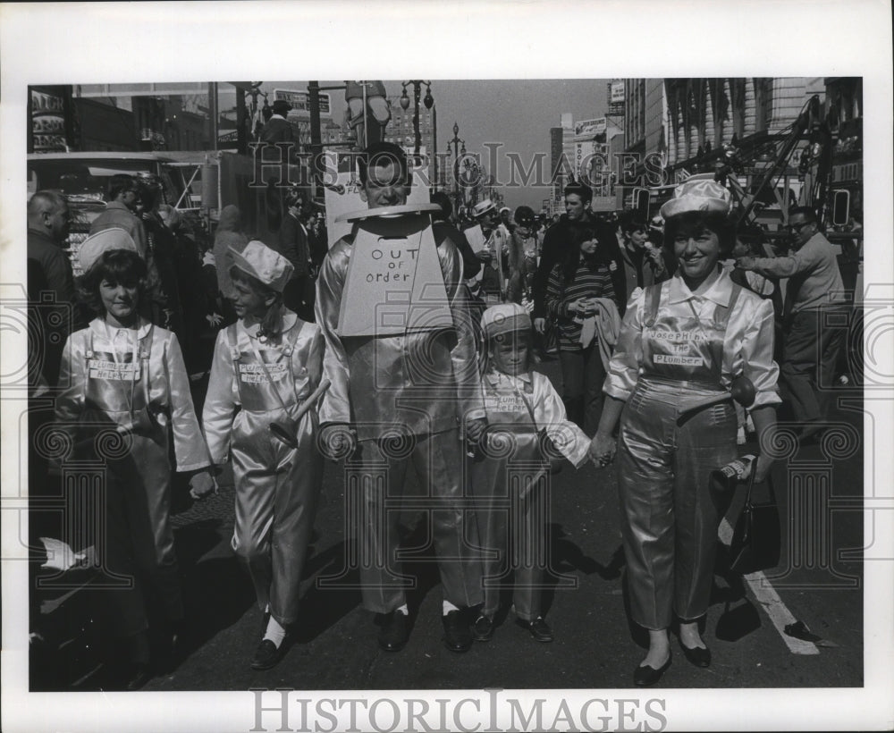 1970 New Orleans Mardi Gras robot family  - Historic Images