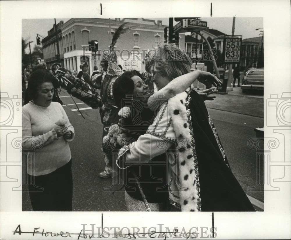 1978 Couple embraces on street during Mardi Gras.  - Historic Images