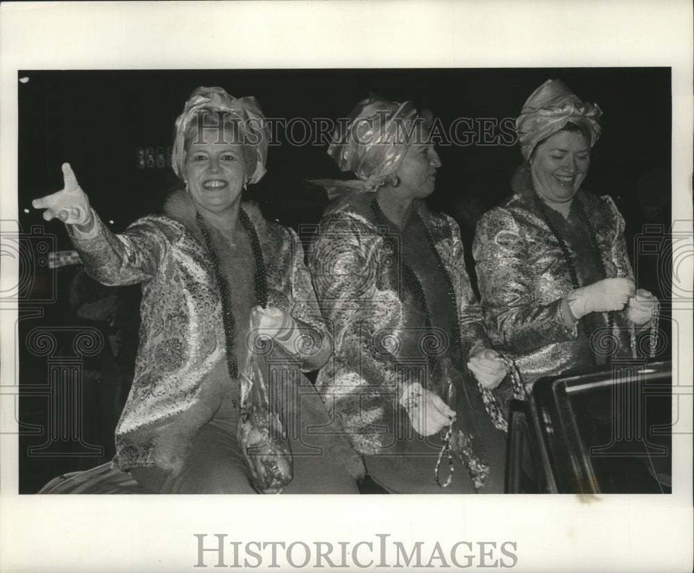 1978 women hand out beads during Mardi Gras parade  - Historic Images