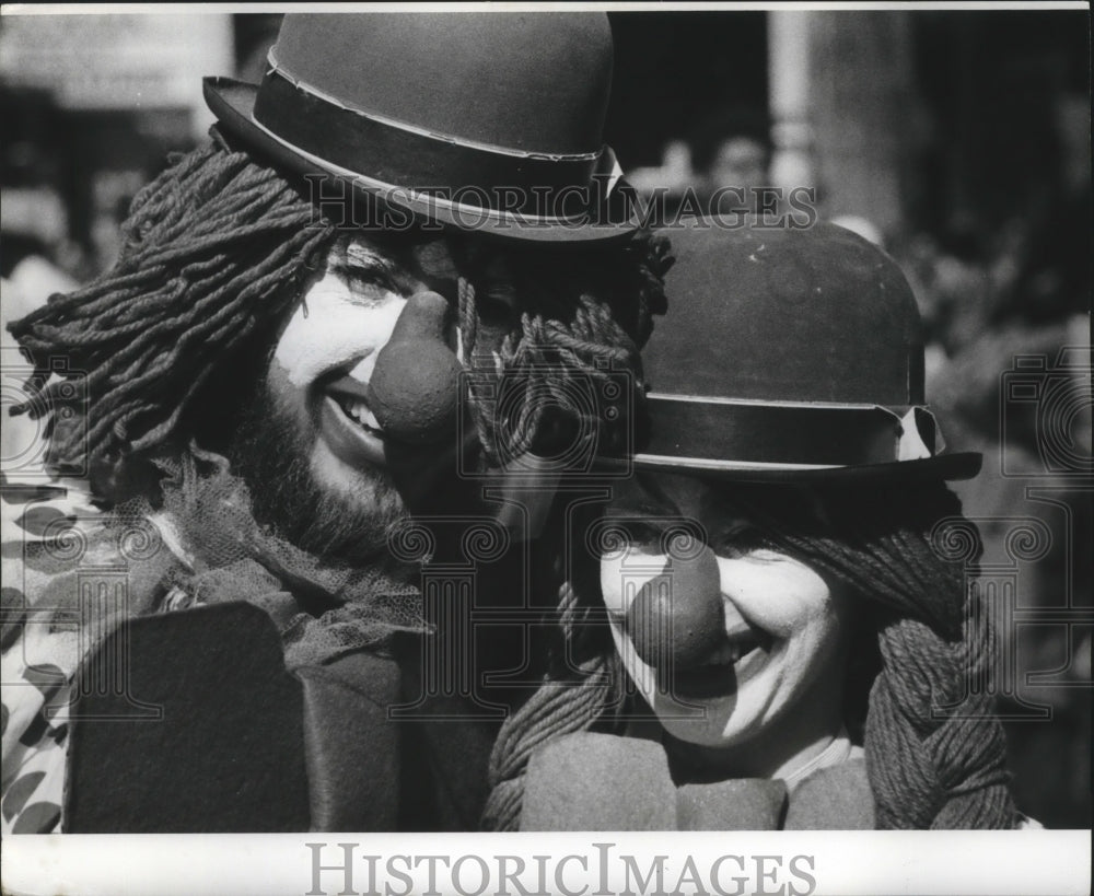 1978 couple in clown costumes at Mardi Gras in New Orleans - Historic Images