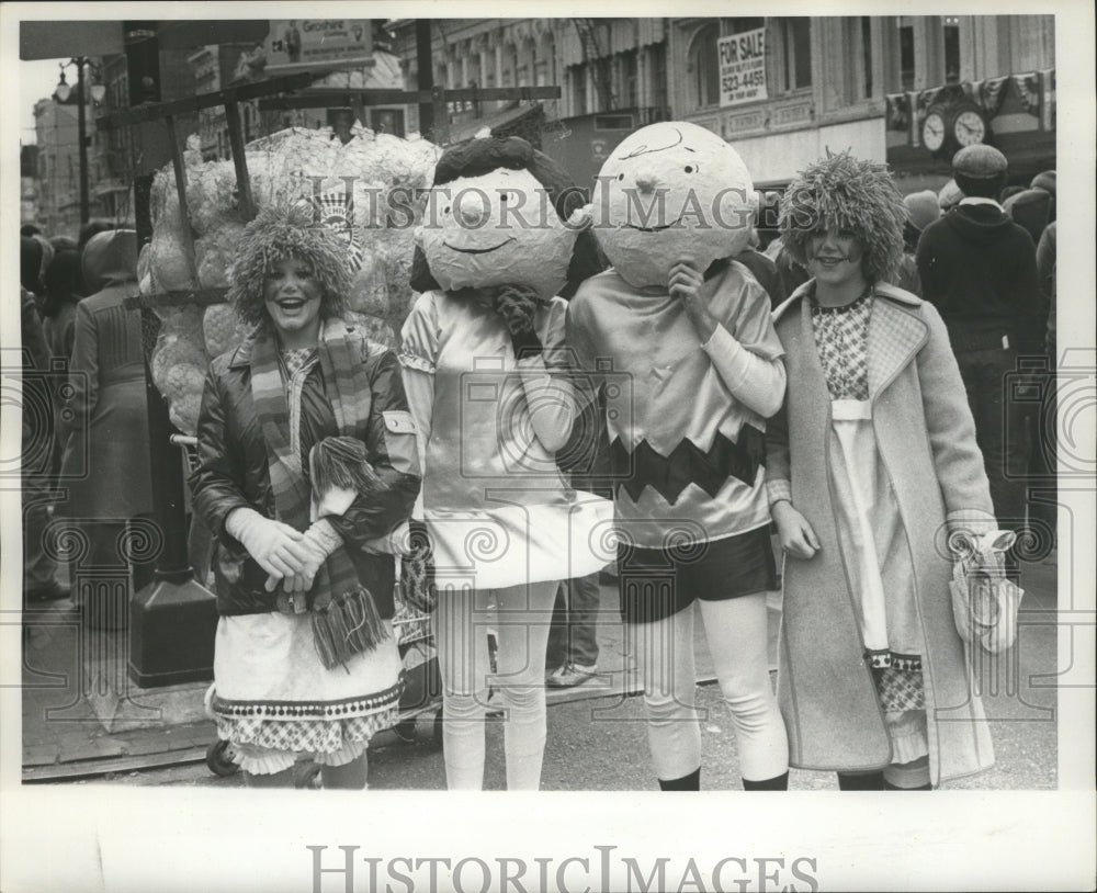 1978 Charlie Brown and Lucy with raggedy Ann&#39;s at Mardi Gras - Historic Images