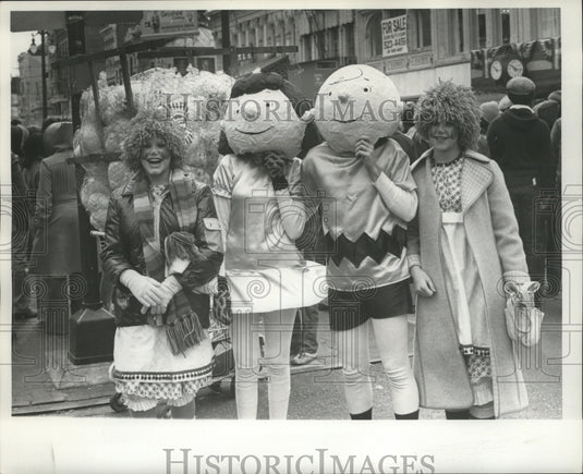 1978 Charlie Brown and Lucy with raggedy Ann's at Mardi Gras - Historic Images