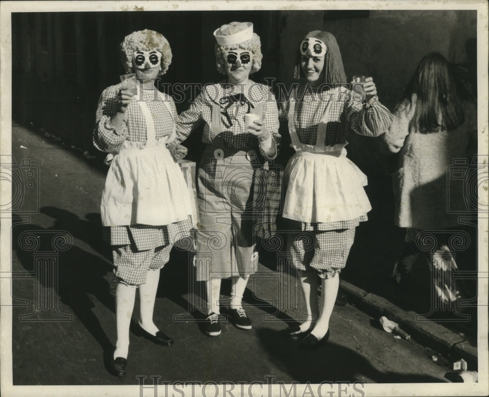 1971 women dressed as raggedy Ann dolls at Mardi Gras in New Orleans - Historic Images