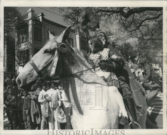1971 Rex Duke picks up young girl on his horse during Mardi Gras - Historic Images