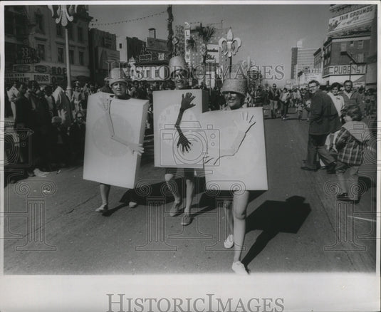 1971 People dressed as clocks during Mardi Gras in New Orleans - Historic Images