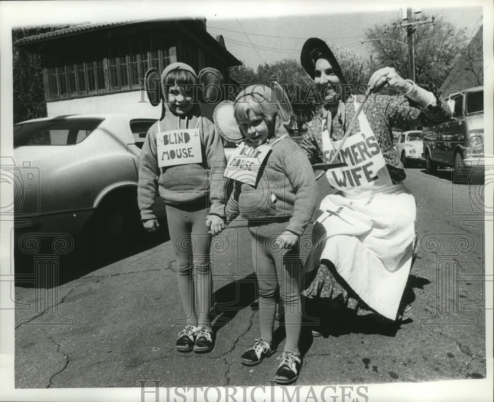 1974 Farmers Wife &amp; Mice Carnival Maskers in New Orleans  - Historic Images