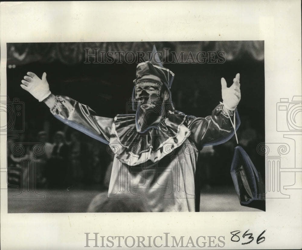 1976 Masker of the Twelfth Night revelers welcomes crowd. - Historic Images