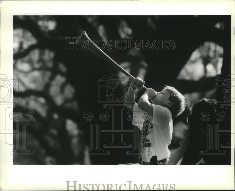 1990 Jeffery Frey lets the crowd know the Rex Parade is on is way - Historic Images