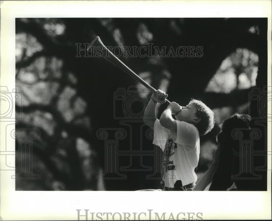 1990 Jeffery Frey lets the crowd know the Rex Parade is on is way - Historic Images