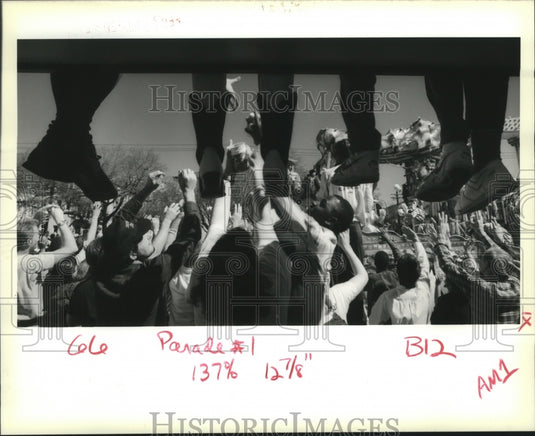 1990 Crowd goes after beads and cups at the Iris parade Mardi Gras - Historic Images