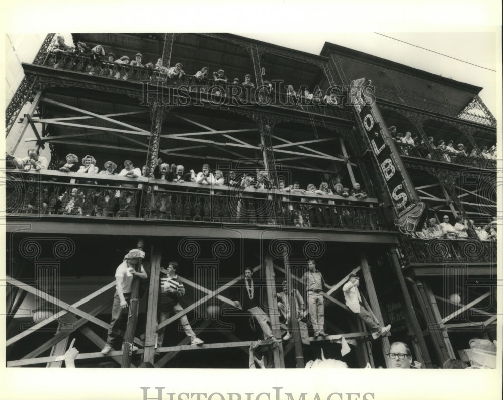 1990 mob gathers on kolb to catch beads as Mardi Gras parade passed - Historic Images