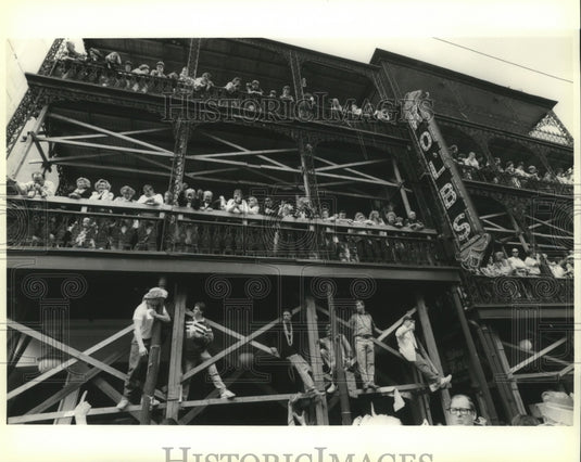 1990 mob gathers on kolb to catch beads as Mardi Gras parade passed - Historic Images