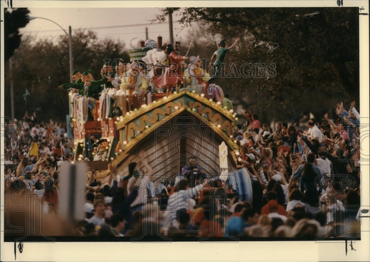 1995 Mardi Gras parade float decorated like a pirate ship - Historic Images