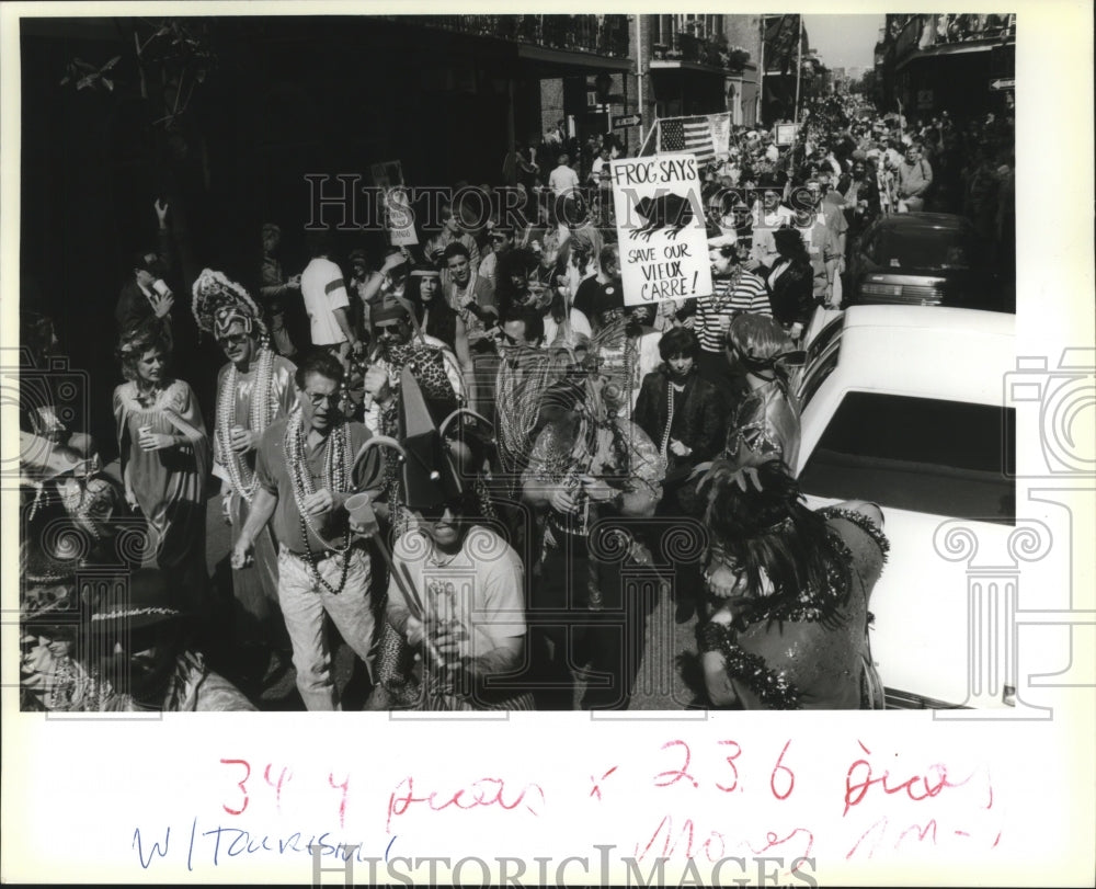 1993 Thousands of tourist line streets of French Quarter - Historic Images