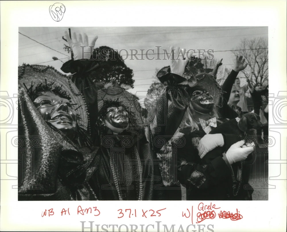 1994 Heide Alejandro, Drothy Bascug &amp; Romy Bascug masked &amp; dressed - Historic Images