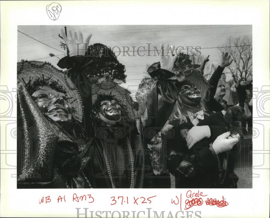 1994 Heide Alejandro, Drothy Bascug & Romy Bascug masked & dressed - Historic Images