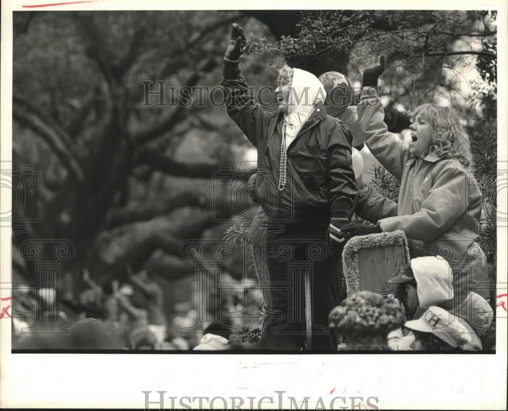 1986 St Charles Ave bead catchers wait for throws on Mardi Gras day - Historic Images