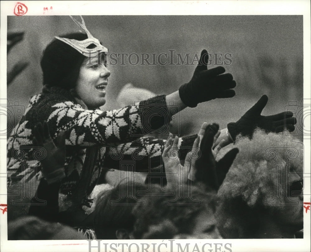 1986 Parade goer reaches for throws during Mardi Gras Zulu Parade - Historic Images