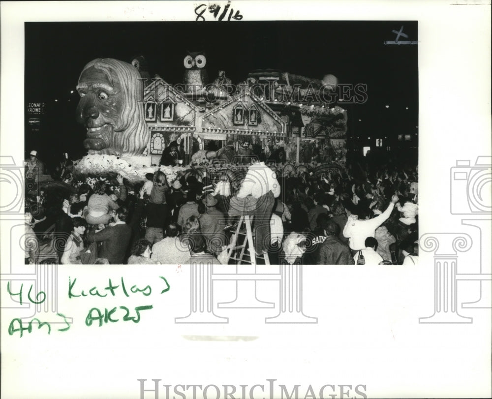 1986 Mardi Gras crowds enjoy parade float  - Historic Images