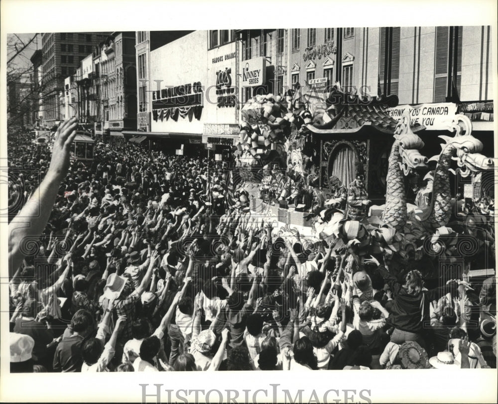 1988 Mardi Gras crowd watches dragon parade float in New Orleans - Historic Images