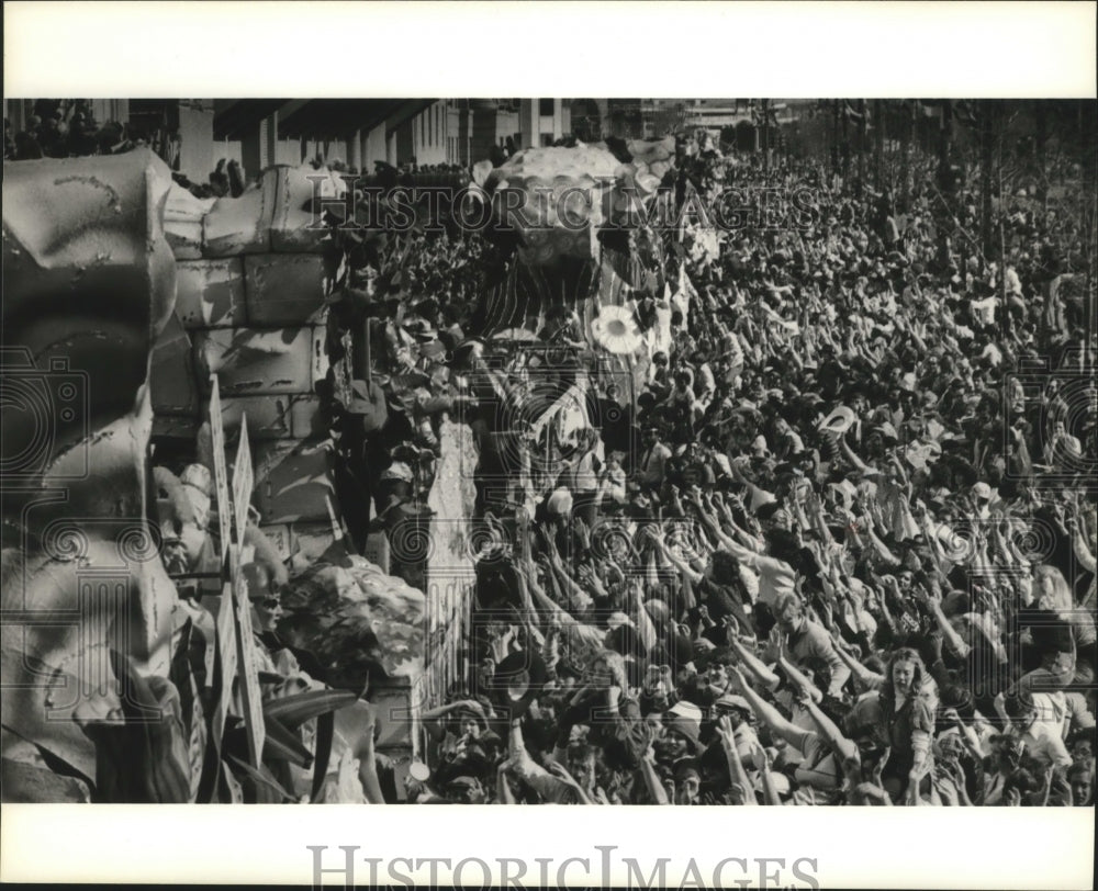 1988 Crowds reach out to parade floats during New Orleans Mardi Gras - Historic Images