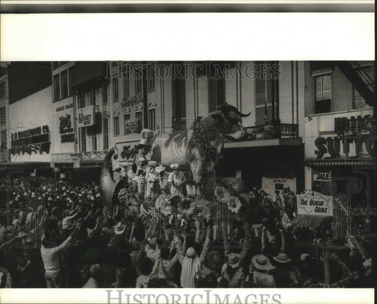 1988 New Orleans Mardi Gras crowd reaches toward bull float - Historic Images