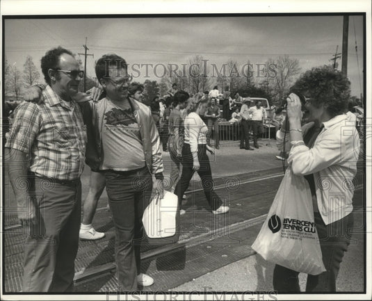 1984 Hartsell's meet Richard Peryea at Mardi Gras parade New Orleans - Historic Images