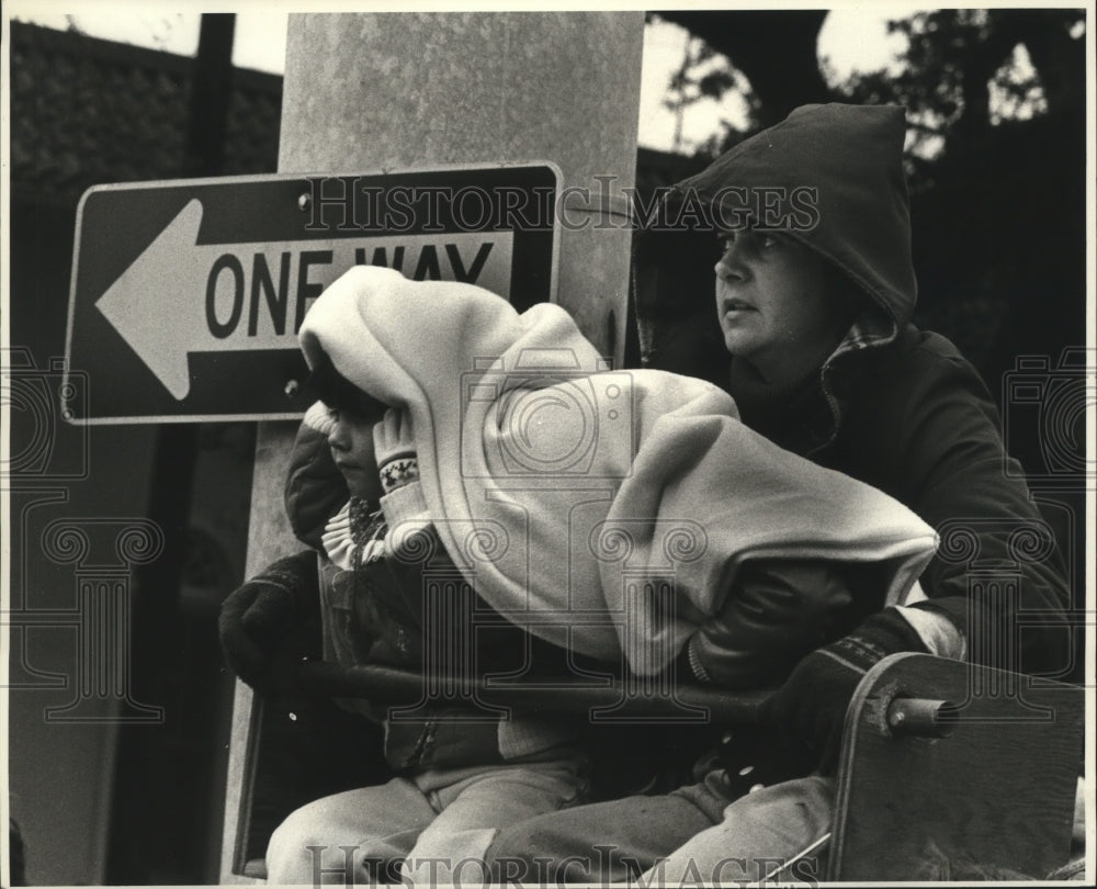 1983 Hernandez family waits for Mardi Gras Krewe of Okeanos parade - Historic Images