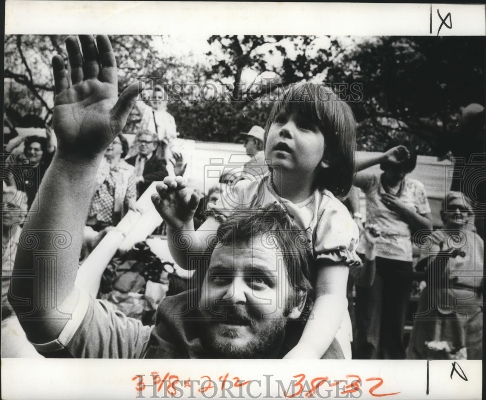 1978 Parade watcher on dad&#39;s shoulders at Mardi Gras New Orleans - Historic Images