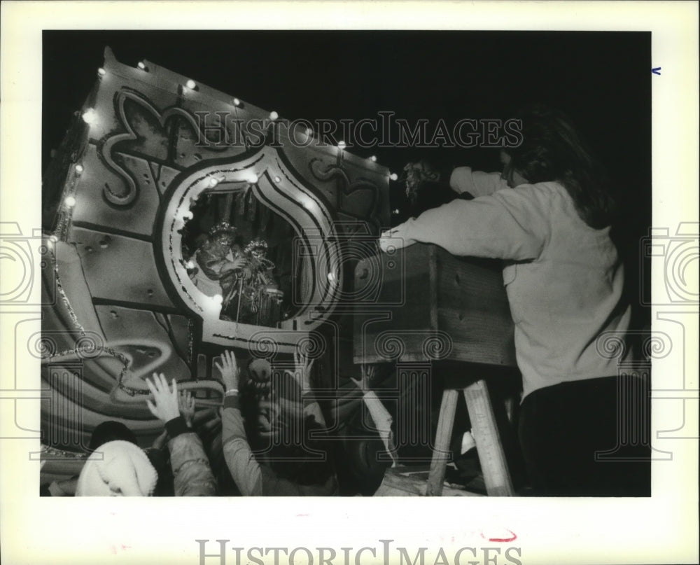 1989 Carnival Crowd Reach for Beads from Parade Float in New Orleans - Historic Images