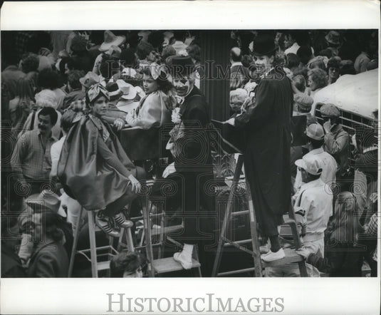 1988 Mardi Gras Carnival Maskers on ladders New Orleans  - Historic Images