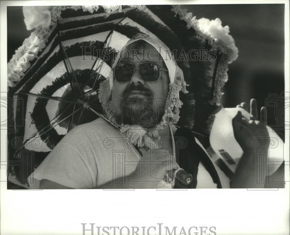 1988 Mardi Gras Masker Steve &quot;Mad Dog&quot; Migliore dons baby costume. - Historic Images