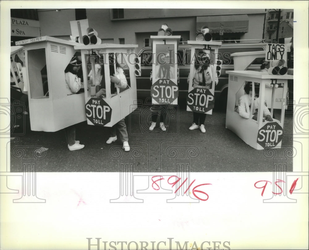 1989 Mardi Gras Maskers dressed as GNO toll booths take a break. - Historic Images