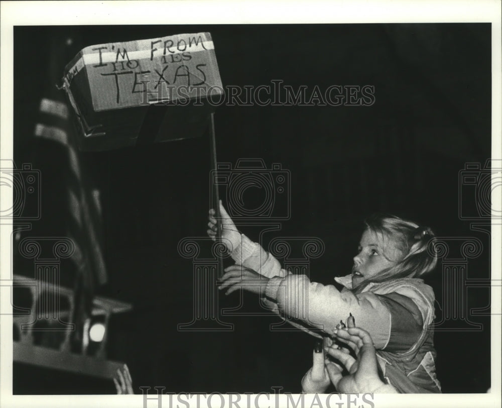 1992 girl holding &quot;I&#39;m from Texas&quot; sign during Mardi Gras parade - Historic Images