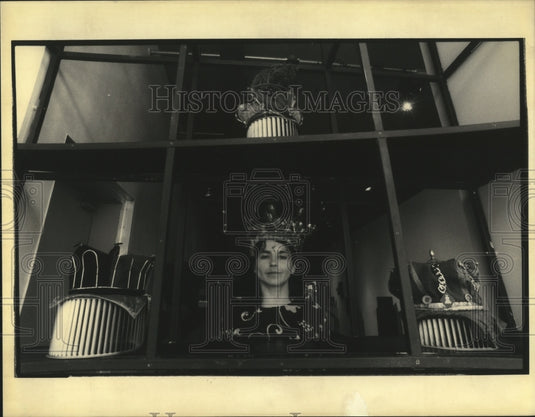 1992 Oliver wearing her King's Crown at Miriam Walmsley gallery - Historic Images