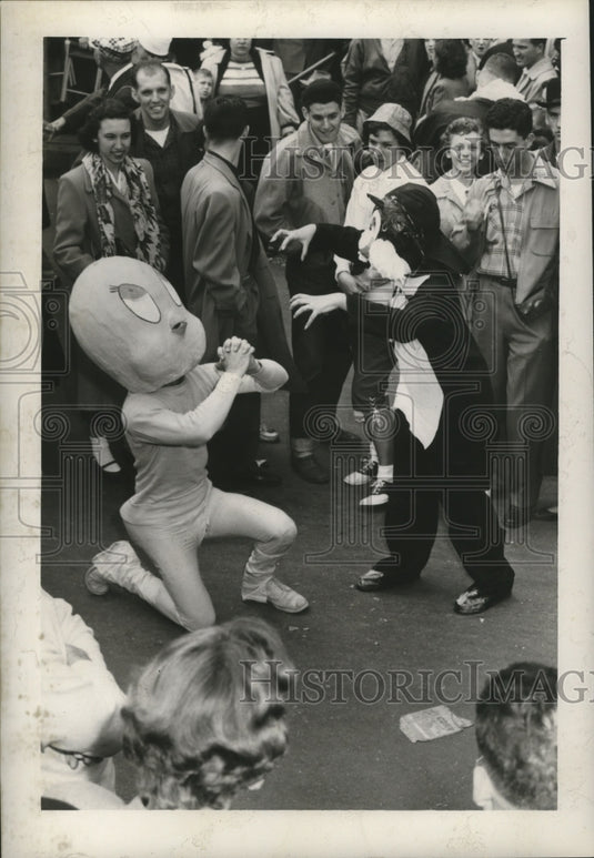 1954 Tweety Bird and Sylvester entertain crowd during Mardi Gras - Historic Images