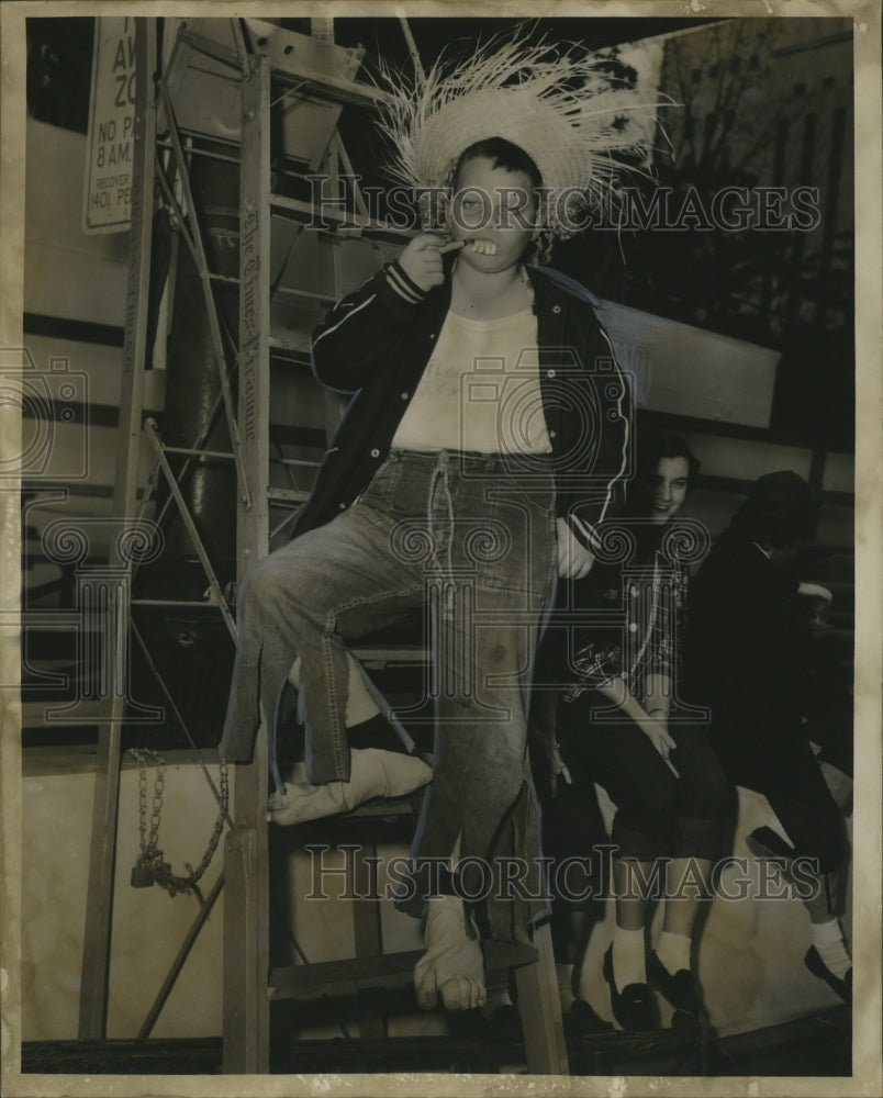 1954 hillbilly costume at Mardi Gras  - Historic Images