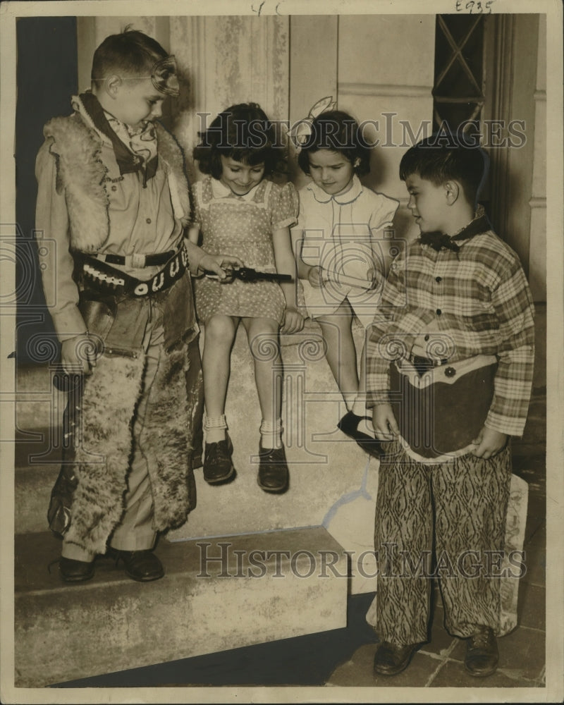 1945 costumes of Bully Butler III and Wayne Pittman are admired - Historic Images
