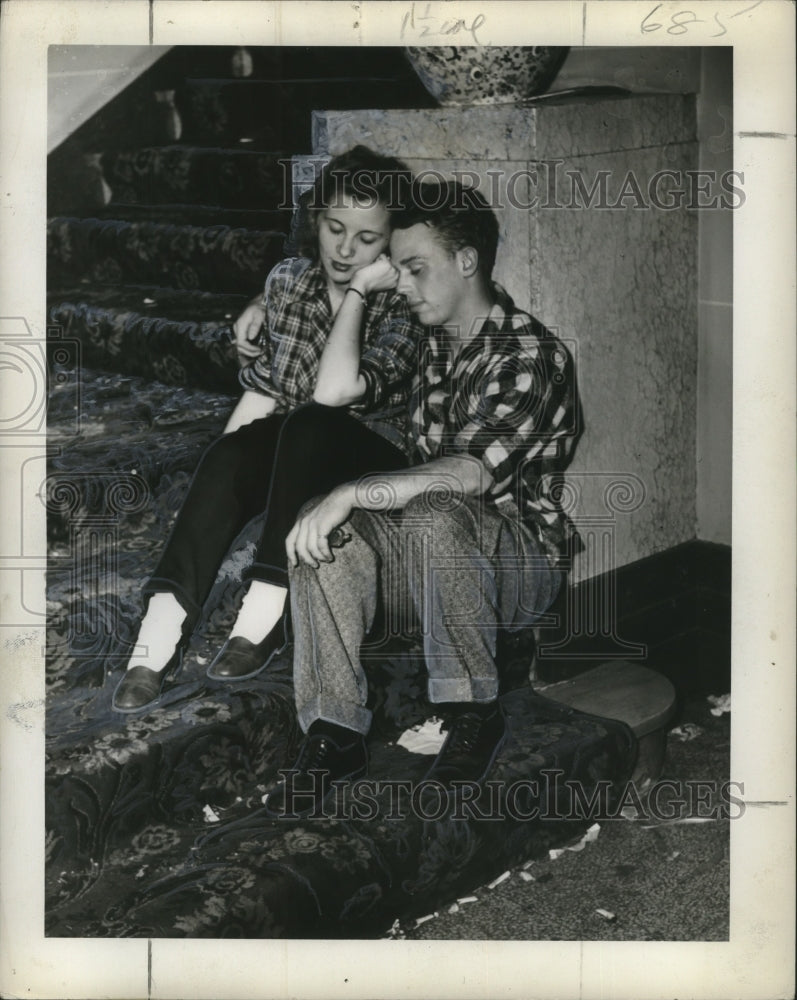 1946 tired couple after a Mardi Gras parade catch a few winks - Historic Images