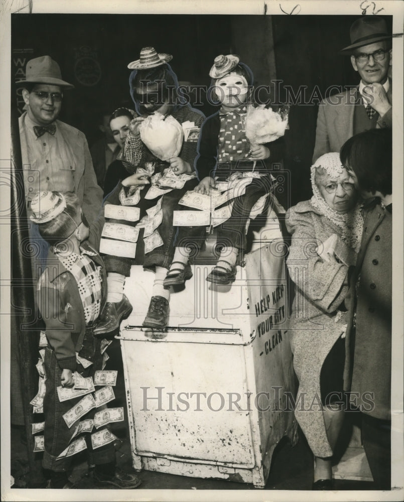 1953 Attendees Having a snack at Mardi Gras, New Orleans  - Historic Images