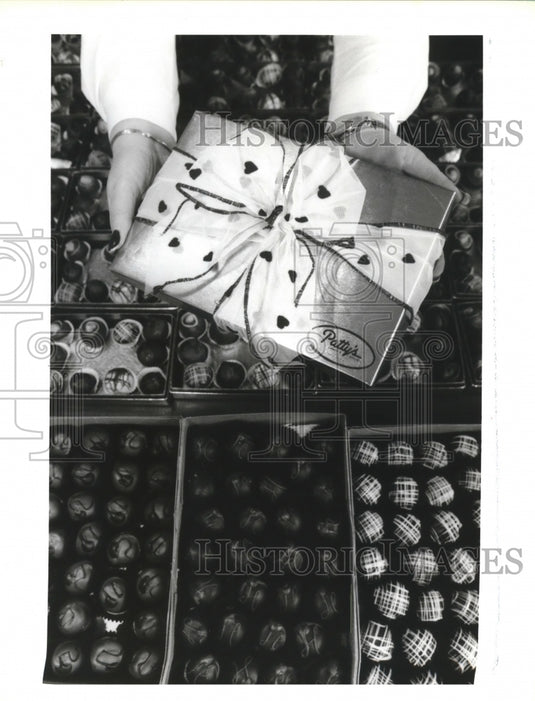 1993 Patty's Cakes and Candies Valentine's Day truffles.  - Historic Images