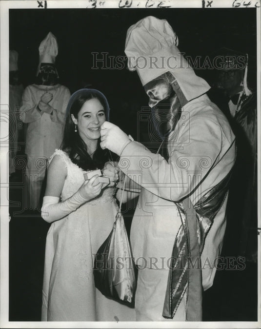 1971 Carnival Revelers Maid Ann Parker discovers a gold bean - Historic Images
