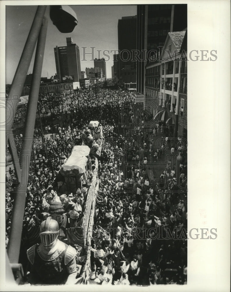 1988 Crowd Jams Canal Street Zulu Floats at New Orleans Parade - Historic Images