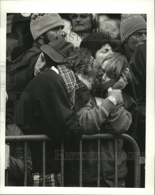 1986 Troy, Mary & Shannon huddle for warmth at New Orleans Carnival - Historic Images