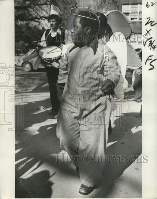 1975 Carnival Parade - Historic Images