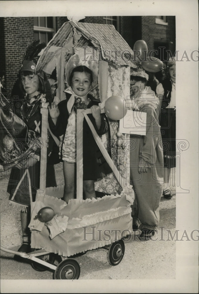 1951 Carnival Lakeview School Parade with Rowena Kelly on float. - Historic Images