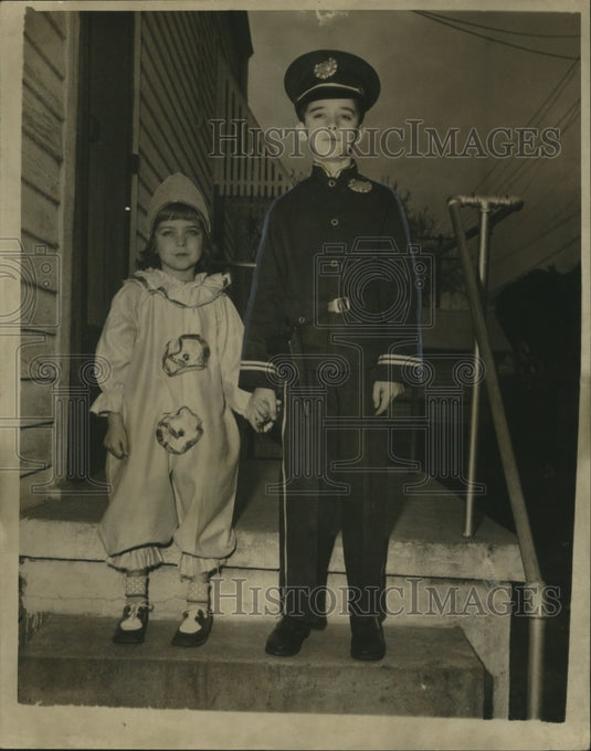 1949 New Orleans Mardi Gras clown and policeman  - Historic Images