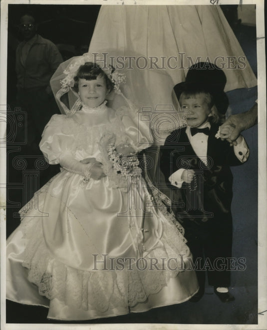 1954 New Orleans Mardi Gras carnival crowds is suits and dresses - Historic Images